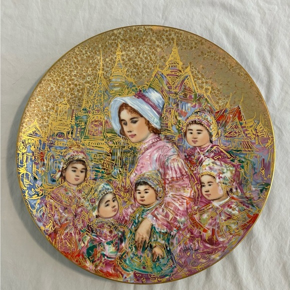Edna Hibel decorative plates - Picture 4 of 13